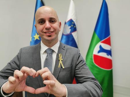 Župan Samo Pogorelc s pripeto zlato pentljo